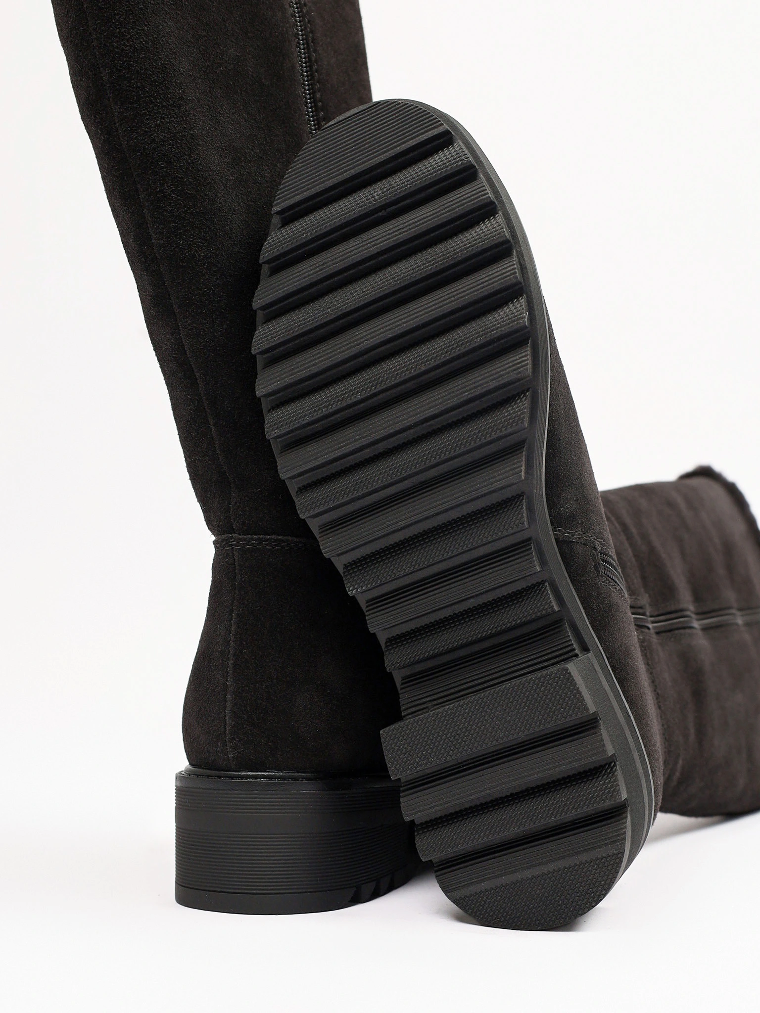 Сапоги темно-коричневого цвета с оторочкой на рельефной подошве